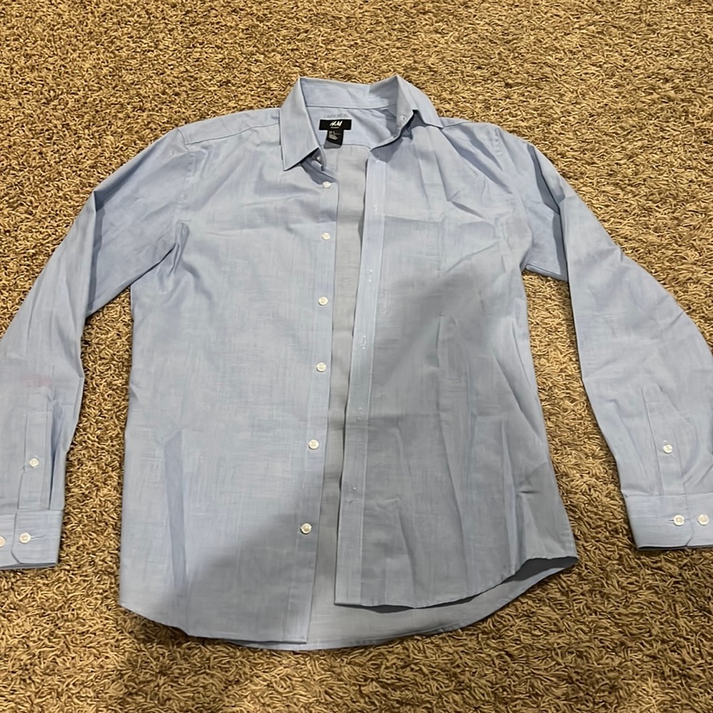 H&M slim fit light blue button up Small